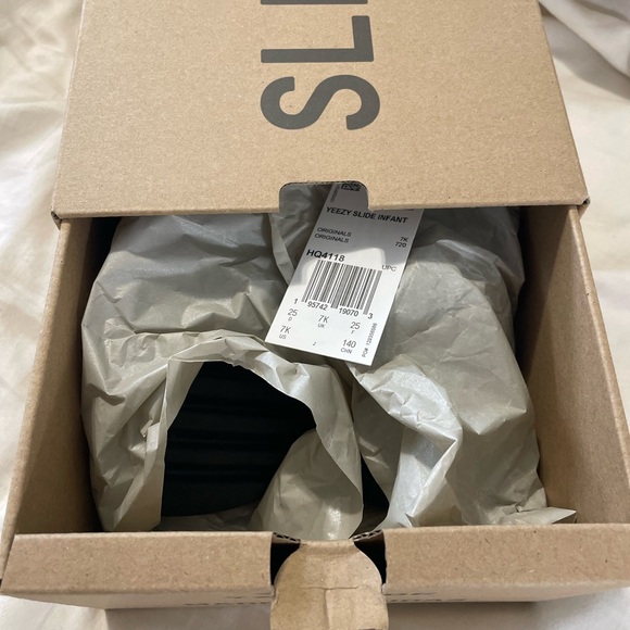 Preloved BLACK ADIDAS YEZZY SLIDES - Picture 12 of 15